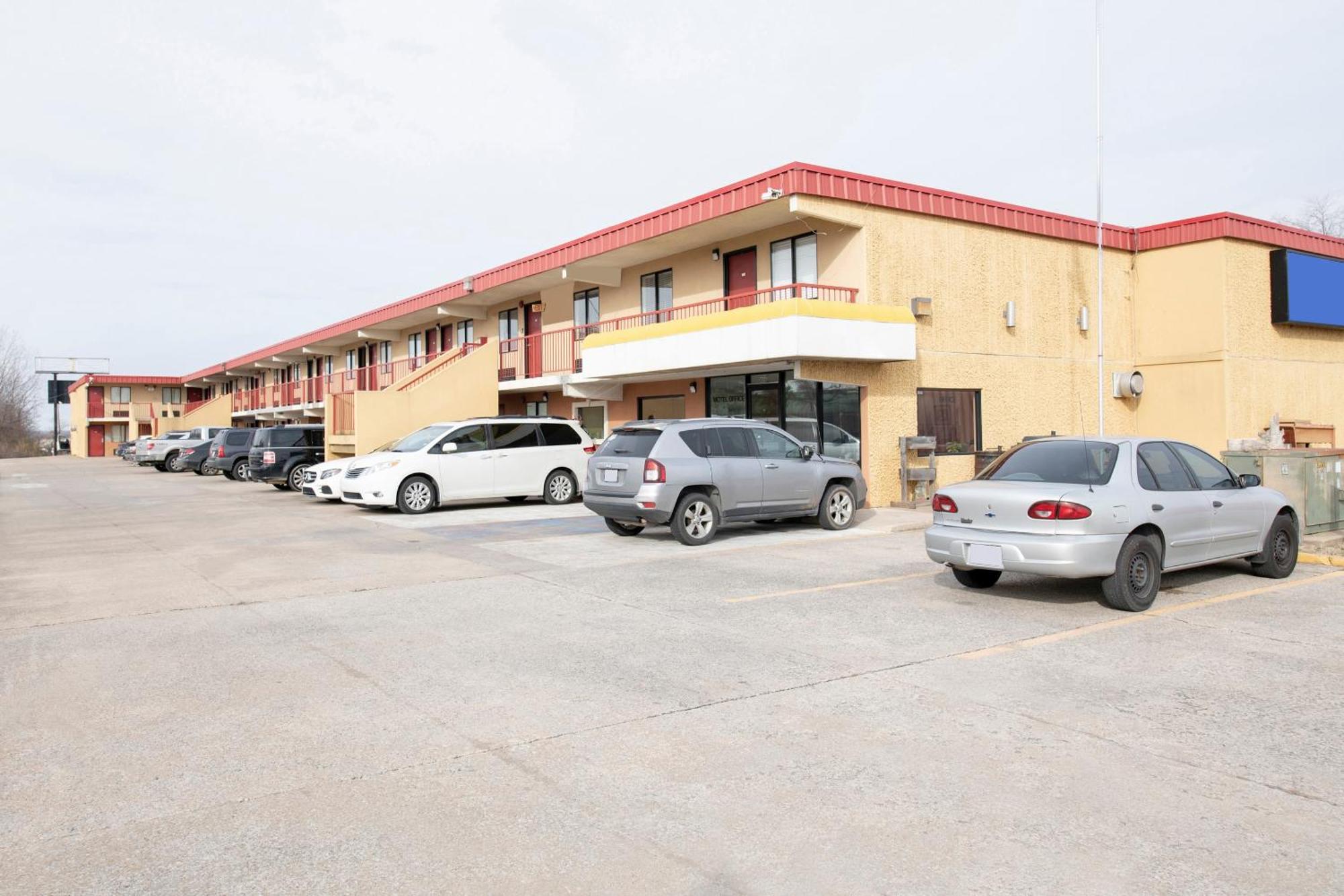 Oyo Hotel Tulsa International Airport Exterior photo